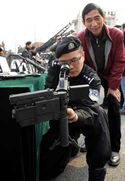 “警营开放日”特警展技能