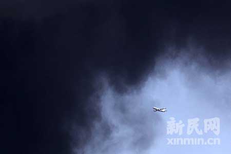 上海浦东一仓库起火 数公里之外可见浓烟滚滚