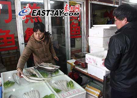 上海长江刀鱼身价悬殊 部分商铺滥竽充数