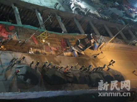 上海一施工工地塌方 现数十米长裂缝