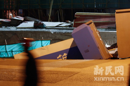 上海一施工工地塌方 现数十米长裂缝