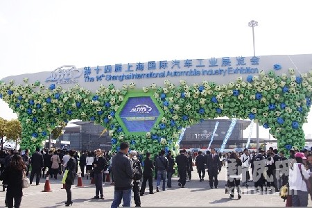 2011上海车展今开幕 中外厂商齐聚