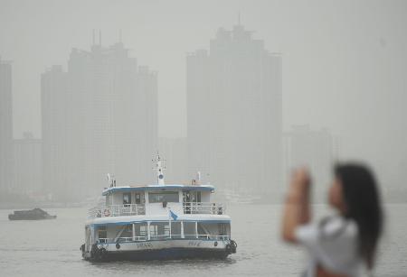 沙尘持续影响上海 空气连续两天重污染（图）