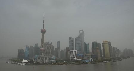 沙尘持续影响上海 空气连续两天重污染（图）