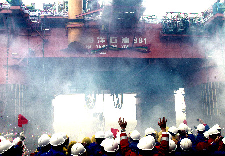 中国研制的首座超深水钻井平台上海交付