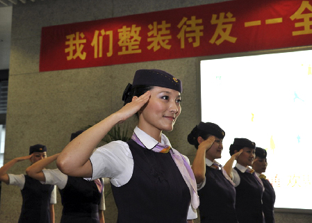 京沪高铁乘务员展示服务新形象