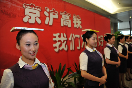 京沪高铁乘务员展示服务新形象