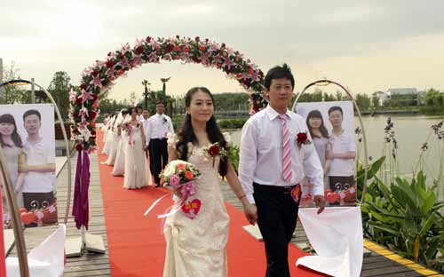 上海崇明举行大学生“村官”集体婚礼