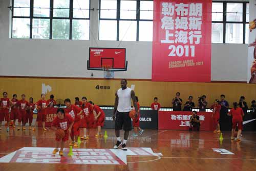 NBA球星勒布朗现身上海 与大学生打篮球谈公益