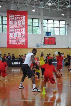 NBA球星勒布朗现身上海 与大学生打篮球谈公益