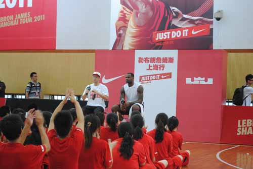 NBA球星勒布朗现身上海 与大学生打篮球谈公益