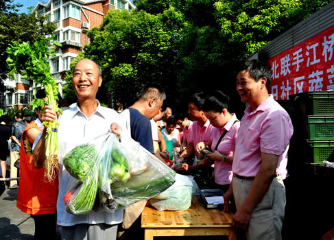 “特价菜市”走进上海闸北