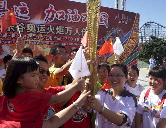 伦敦奥运火炬在欢乐谷传递