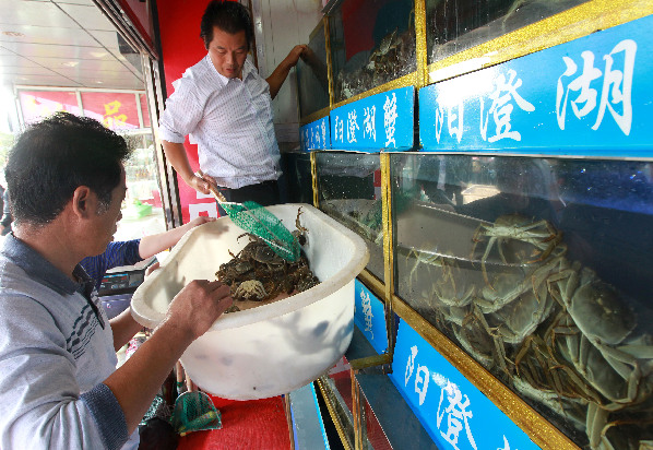 上海市场大闸蟹出现滞销价格回落