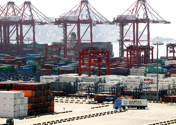 上海港集装箱吞吐量增势不减