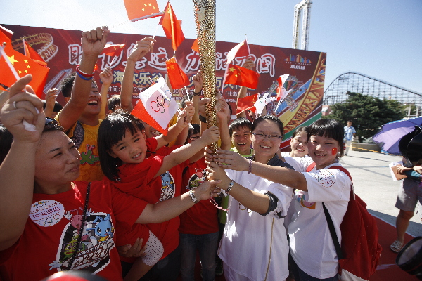 上海：传递奥运火炬 助威中国健儿