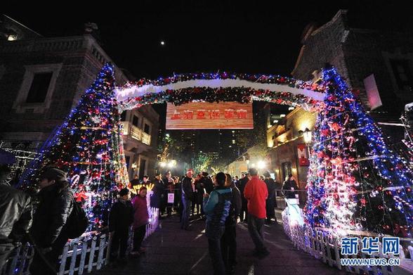 首届上海圣诞集市举行开幕亮灯仪式