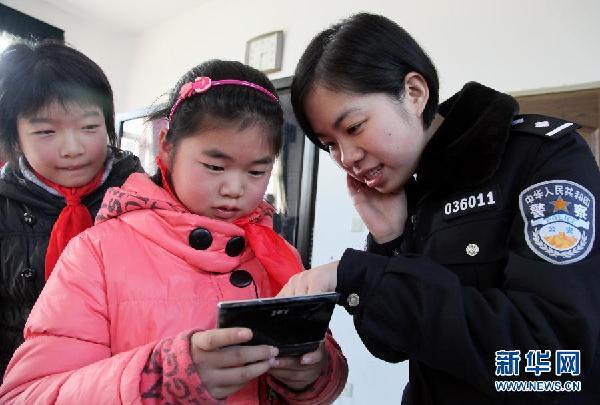 上海边检“点亮心愿”活动温暖贫困儿童