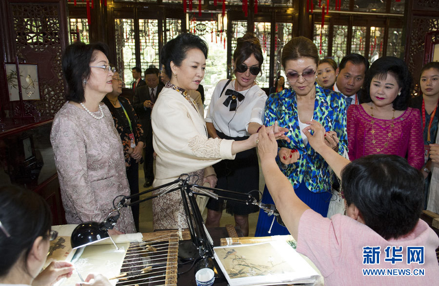 彭丽媛邀请领导人夫人观看中国非物质文化遗产展示和文艺演出
