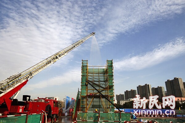 闸北消防演习模拟工地脚手架起火 全员配合迅