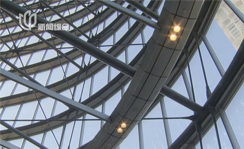 632米上海中心玻璃幕墙完工 难度系数世界之最