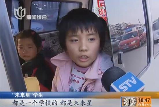 宝山一水果摊货车当校车 8人座面包车塞下14人