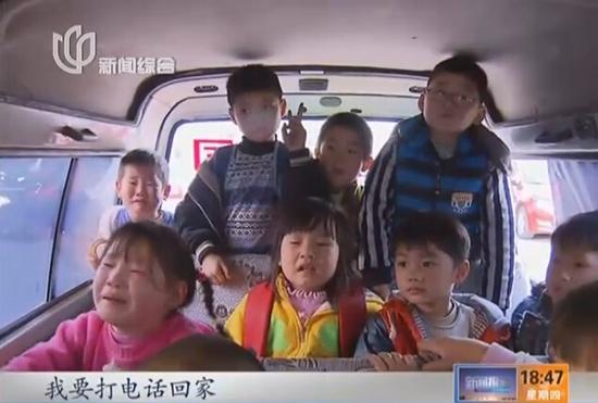 宝山一水果摊货车当校车 8人座面包车塞下14人