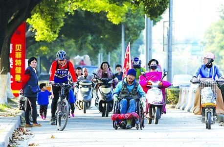 坐轮椅独行九千里 “怒放哥”就是这么“韧性”