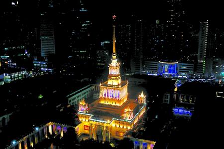 上海展览中心开始夜晚亮灯 成市中心一亮丽风