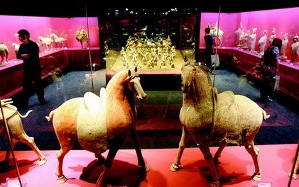 陕西唐三彩艺术博物馆吸引众多观众参观-+中国