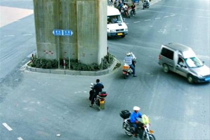 北翟路华江路路口3天2起车祸 虎口 要吞噬多少