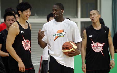 nba球星韦德与中国小球员分享篮球生涯心得体会