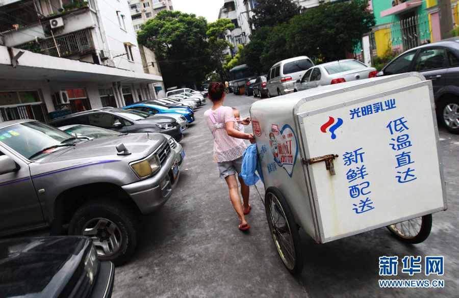 间隙推着牛奶车到下一个