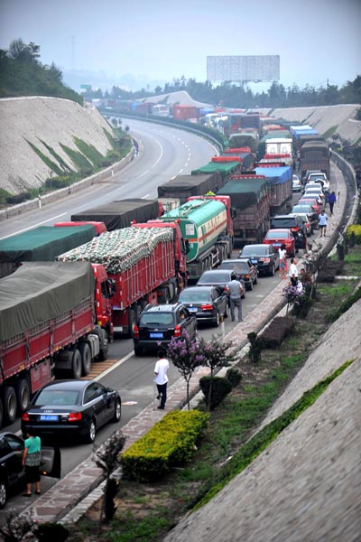 山西长晋高速高平路段发生车祸致堵车5公里