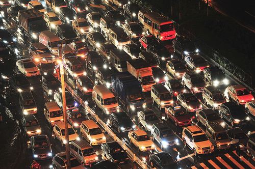 暴雨侵袭山西太原致大堵车(组图)