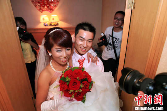 山西太原孤儿福利院内迎娶漂亮媳妇儿(组图)