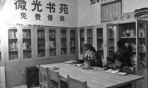 农家超市女店主开设书屋 免费供乡亲们借阅(图)