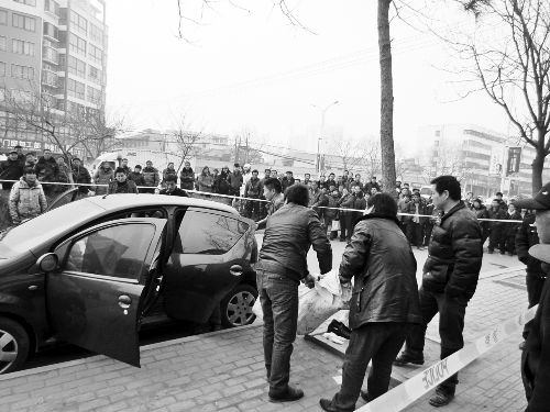 小轿车路边违停多日 交警贴罚单发现车主身亡