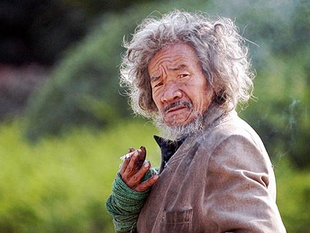 四川彭州街头出现犀利老大爷(图)