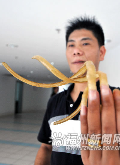 福州长乐一名男子35厘米长指甲想冲击吉尼斯