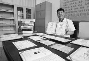 中国最牛学历哥曝光:35年获3博2硕9文凭