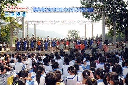 海南三亚召开数千人公捕公判大会(组图)