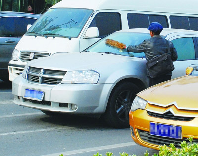 南京现掸灰一族:鸡毛掸成马路乞讨新装备(图