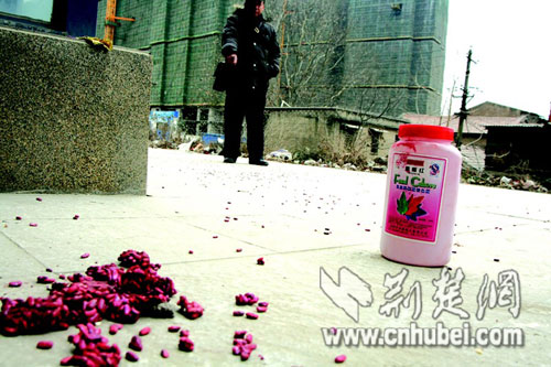 惊曝：黄色豇豆米染色变“红豆”