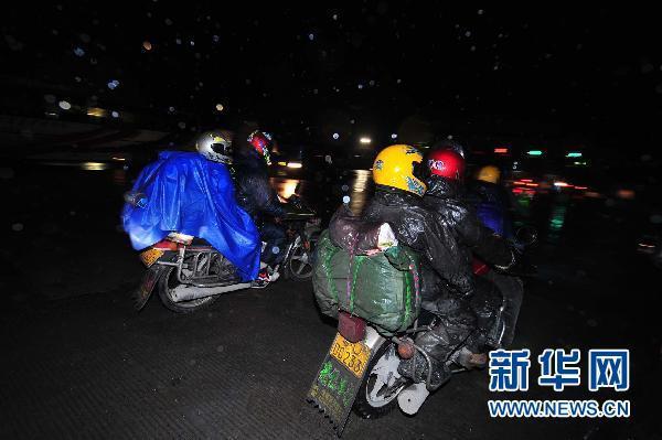 农民工“全副武装”骑摩托车回家过年