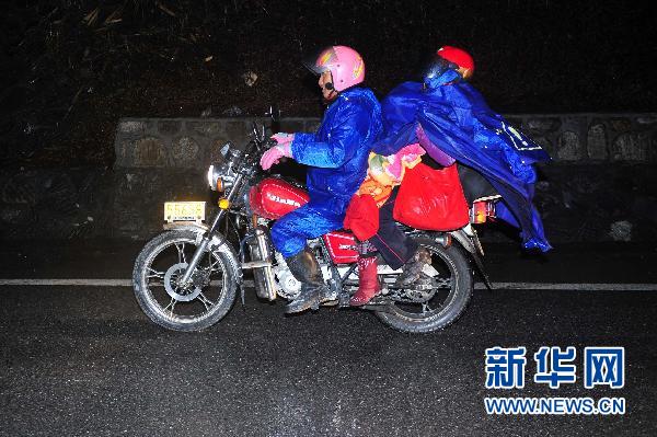 农民工全副武装骑摩托车回家过年