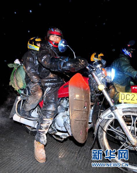 农民工“全副武装”骑摩托车回家过年