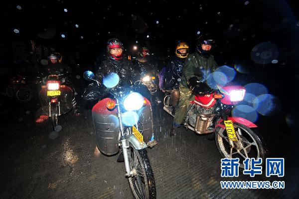 农民工“全副武装”骑摩托车回家过年
