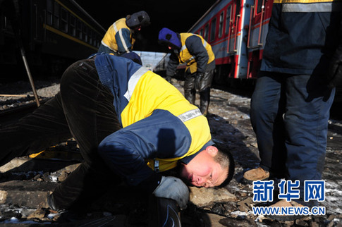 我国抗击冰雪灾害保春运畅通纪实