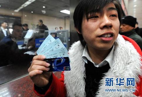 北京至汉口票面价840元的两张火车票被炒到1400元